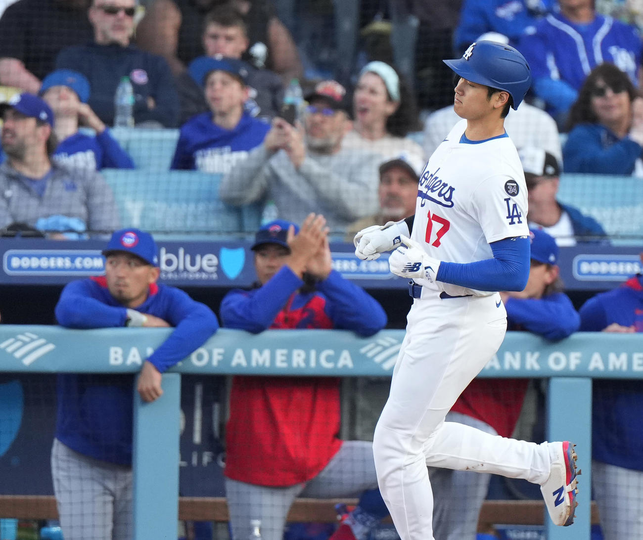 ドジャース対カブス　7回裏ドジャース無死、右直に倒れ、鈴木（後方左）と今永（後方左から2人目）を横目に肩を落とす大谷（撮影・菅敏）