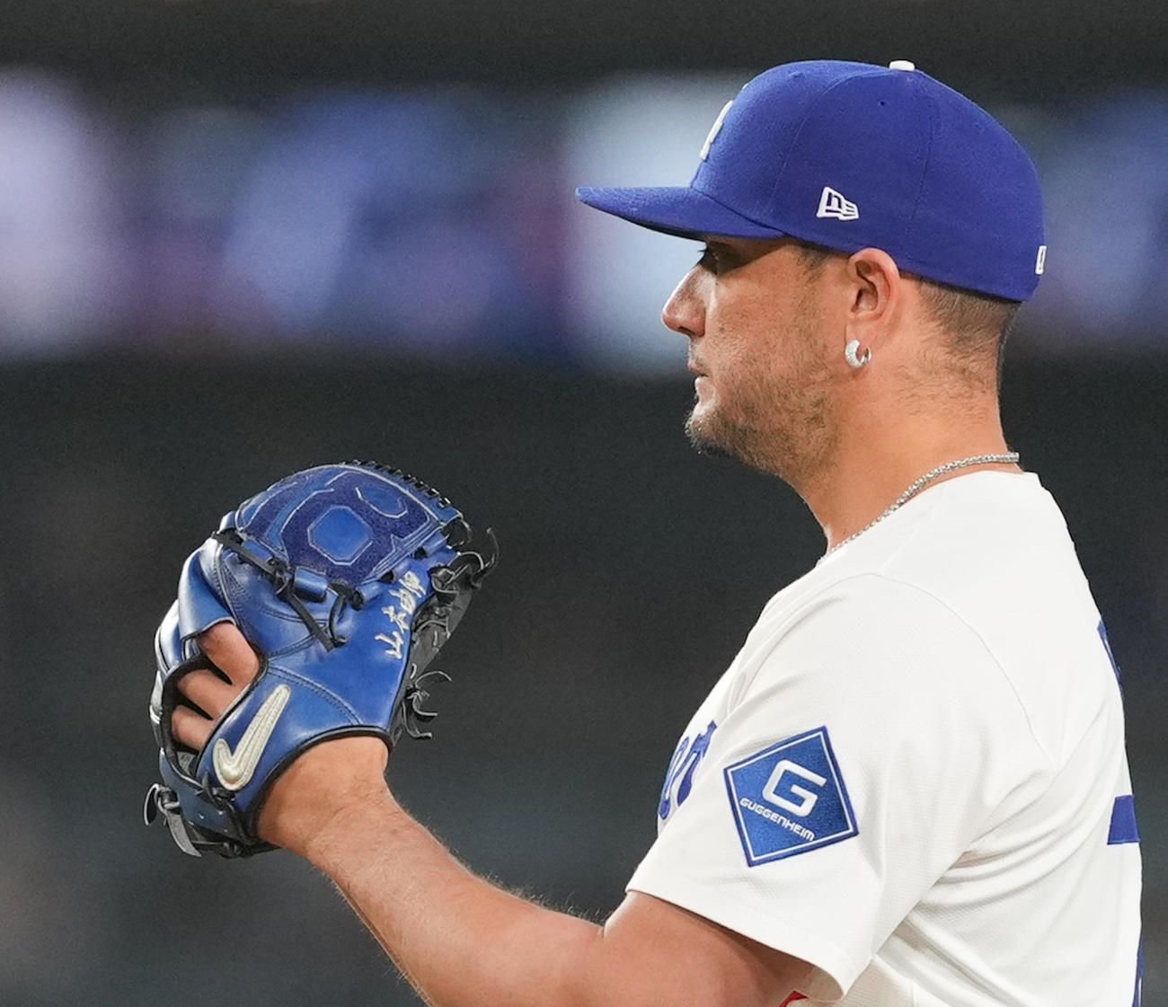 ドジャース対カブス　山本のグラブを使用して8回から登板したドジャース・ロハス（2025年4月12日撮影）