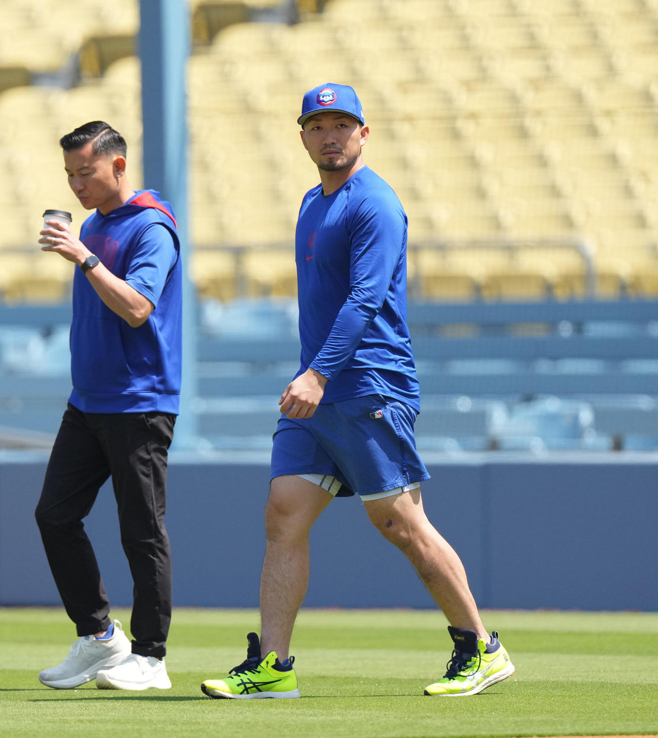 ドジャース対カブス　試合前、フィールドで体を動かすカブス鈴木（右）（撮影・菅敏）