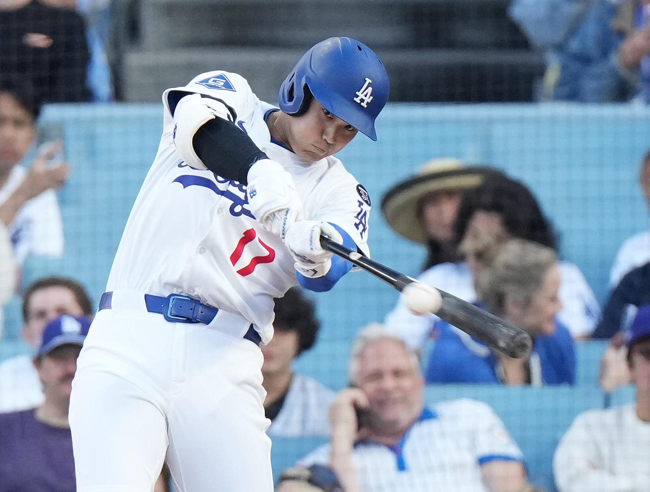ドジャース対カブス　7回裏ドジャース無死、右直に倒れる大谷（撮影・菅敏）