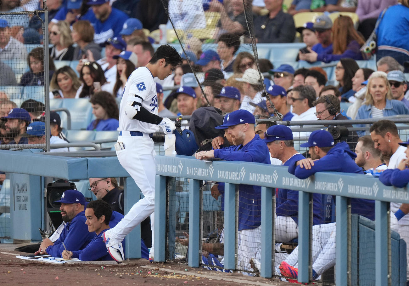 ドジャース対カブス　7回裏ドジャース無死、右直に倒れ、肩を落としてベンチに戻る大谷（中央左）（撮影・菅敏）