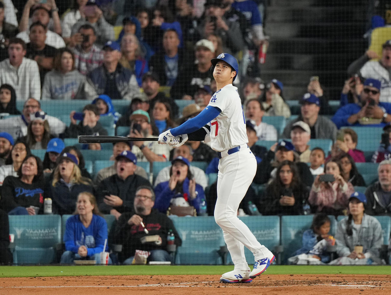 ドジャース対ロッキーズ　3回裏ドジャース無死、中越えに5号ソロ本塁打を放つ大谷（撮影・菅敏）