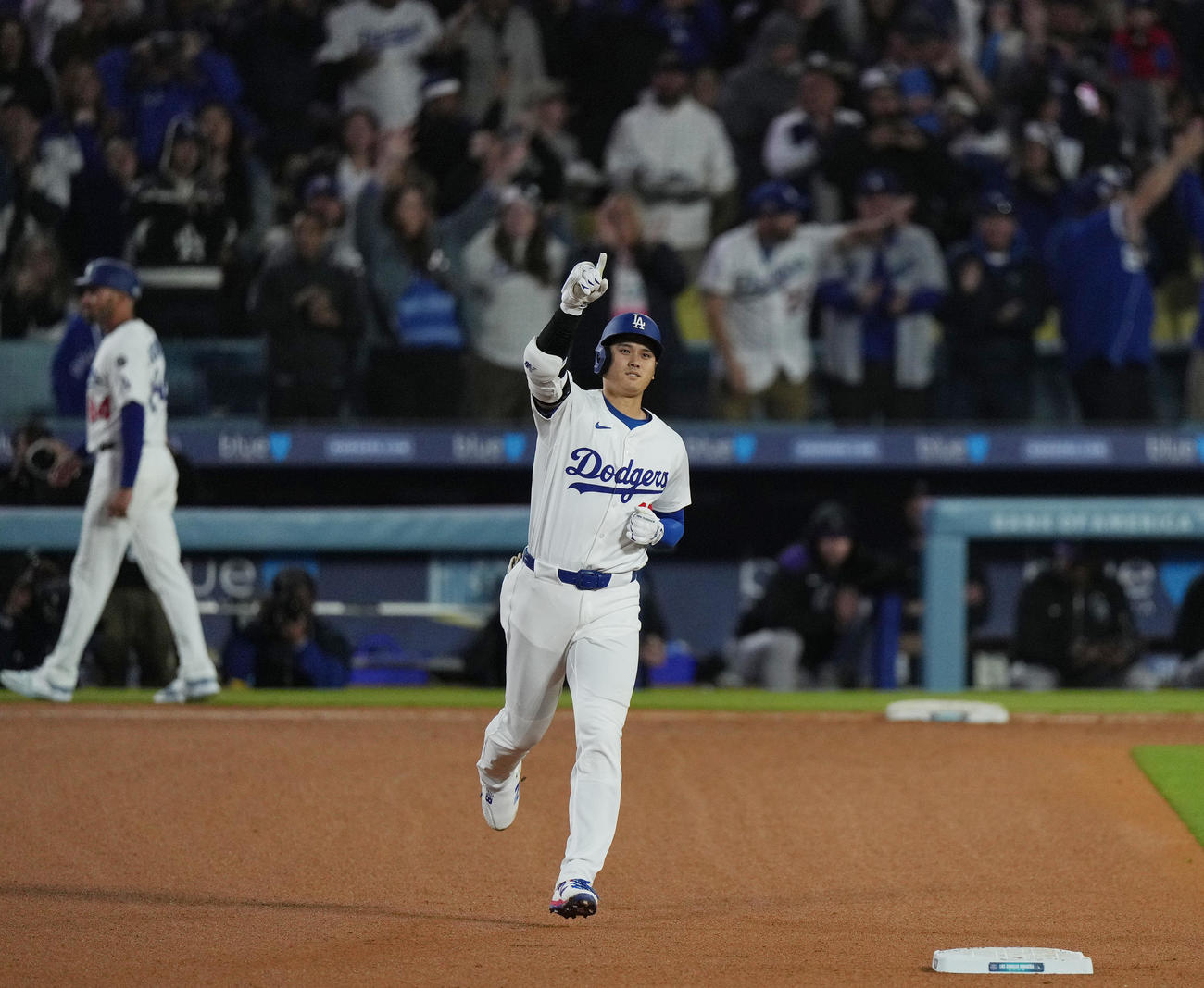 ドジャース対ロッキーズ　3回裏ドジャース無死、中越えに5号ソロ本塁打を放ち、ブルペンに向かってポーズをとる大谷（撮影・菅敏）