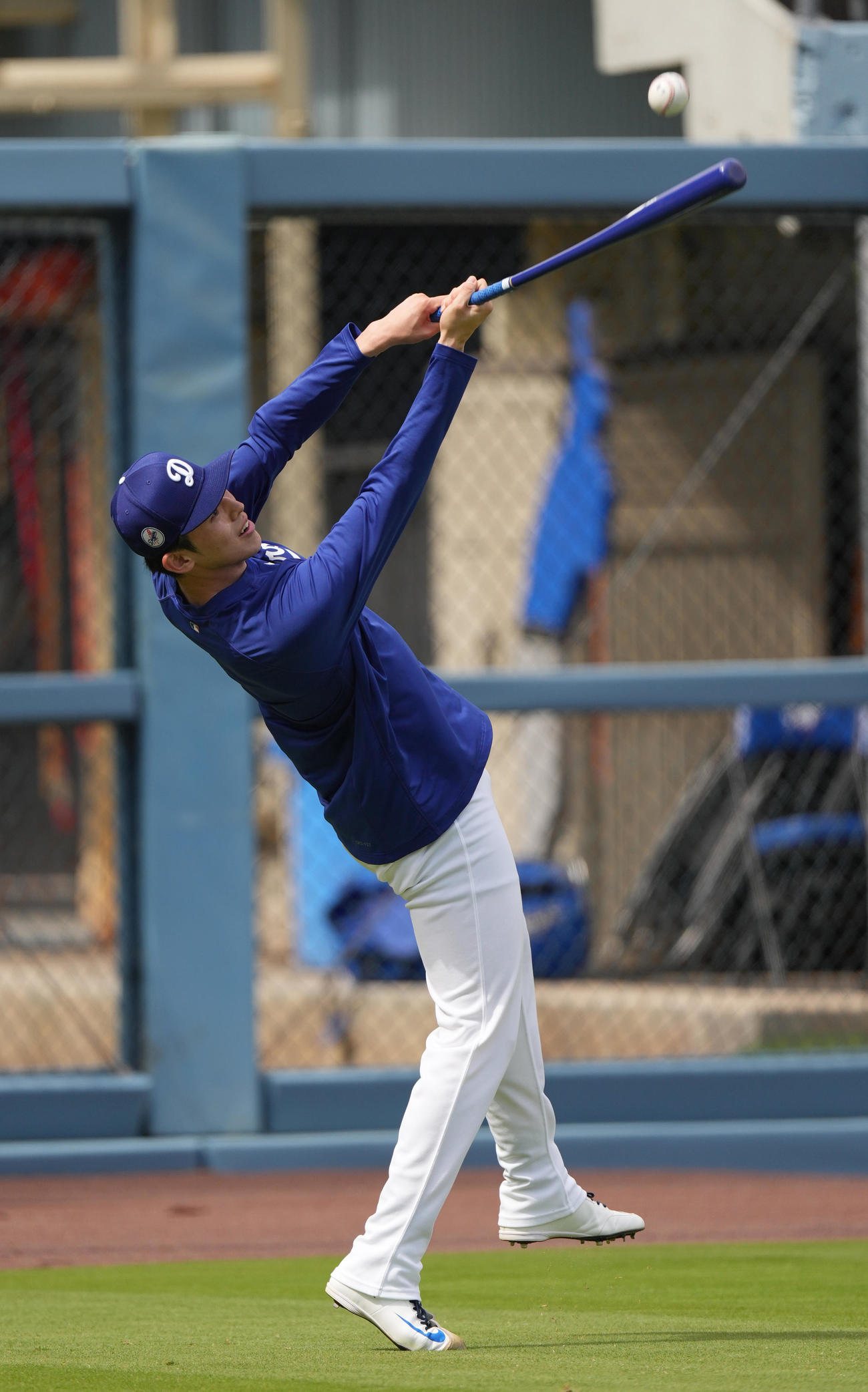 ドジャース対ロッキーズ　試合前、ボールを打ち上げるドジャース佐々木（撮影・菅敏）