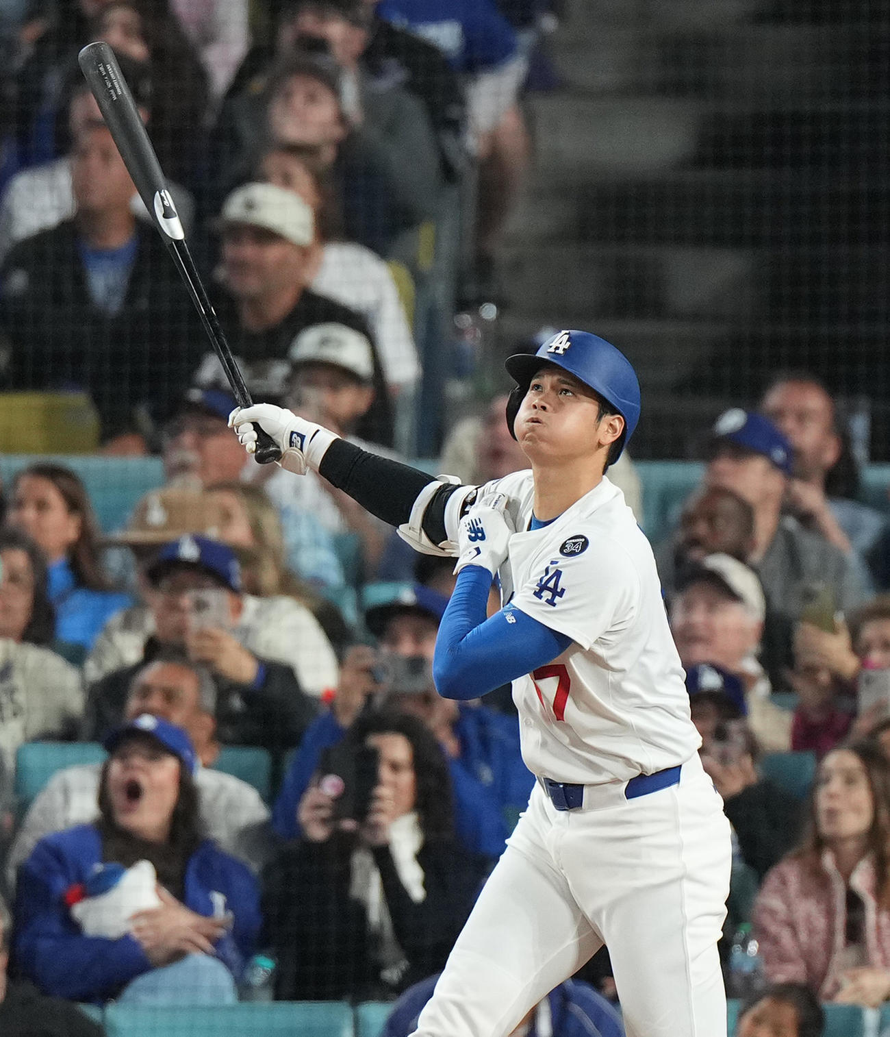 ドジャース対ロッキーズ　4回裏ドジャース2死一、三塁、右飛に倒れる大谷（撮影・菅敏）