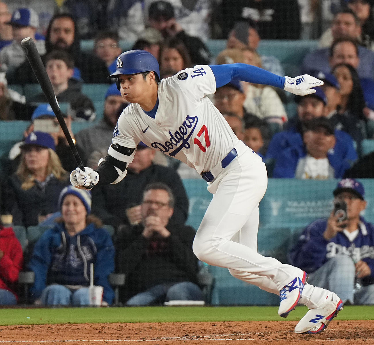 ドジャース対ロッキーズ　6回裏ドジャース1死、二塁内野安打を放つ大谷（撮影・菅敏）