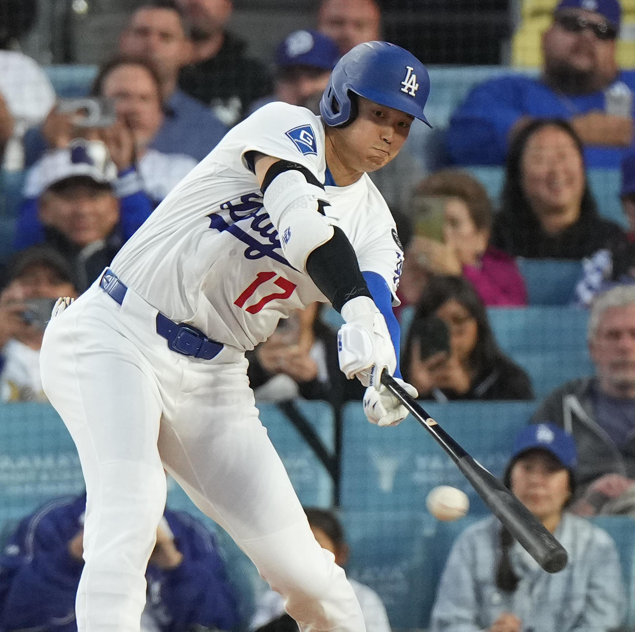 ドジャース対ロッキーズ　1回裏ドジャース無死、右前打を放つ大谷（撮影・菅敏）
