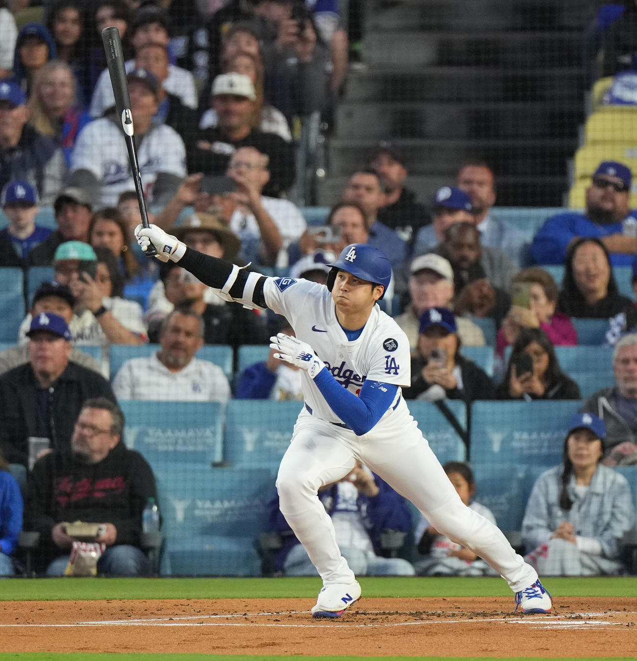 ドジャース対ロッキーズ　1回裏ドジャース無死、右前打を放つ大谷（撮影・菅敏）