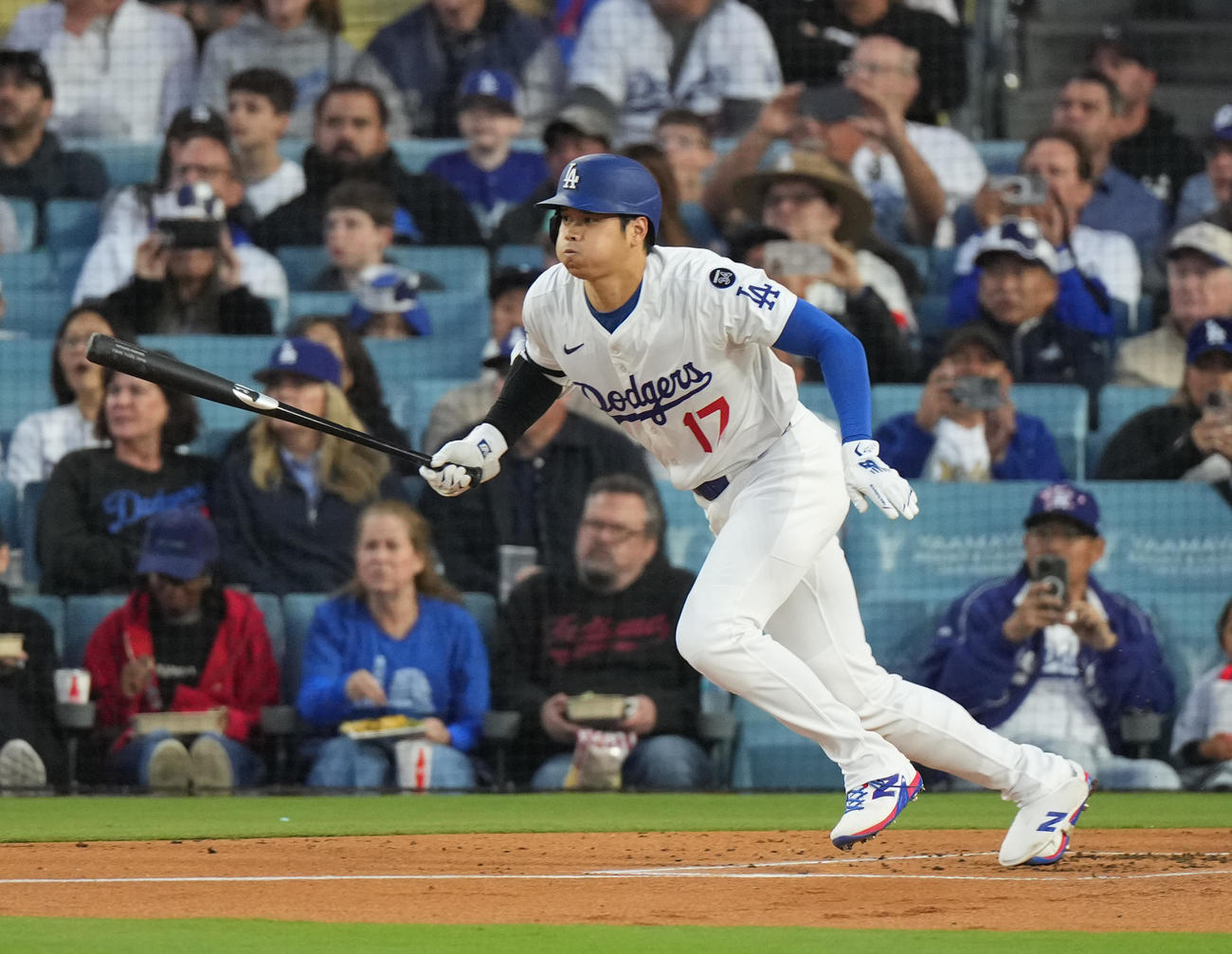 ドジャース対ロッキーズ　1回裏ドジャース無死、右前打を放つ大谷（撮影・菅敏）