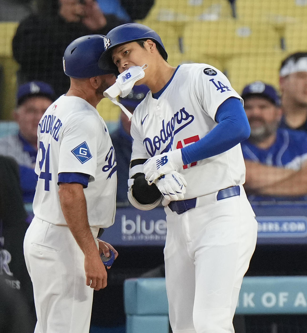 ドジャース対ロッキーズ　1回裏ドジャース無死、右前打を放ち、一塁走塁コーチとヘッドバンプをする大谷（右）（撮影・菅敏）