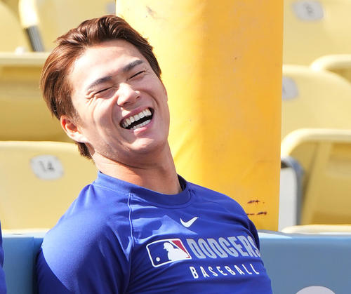ドジャース対ロッキーズ 試合前の練習中に笑顔を見せるドジャース山本(撮影・菅敏)