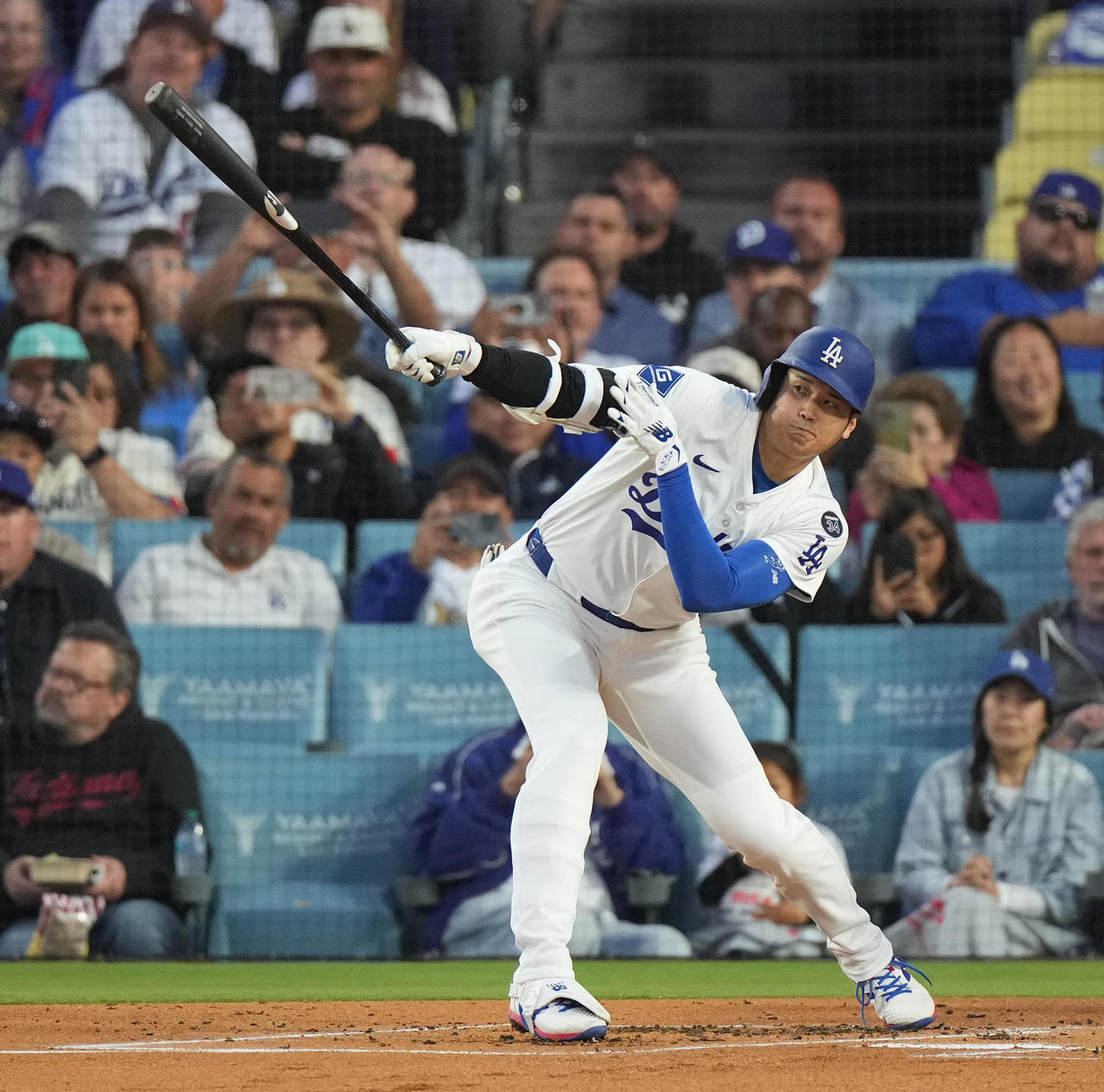 ドジャース対ロッキーズ　1回裏ドジャース無死、右前打を放つ大谷（撮影・菅敏）