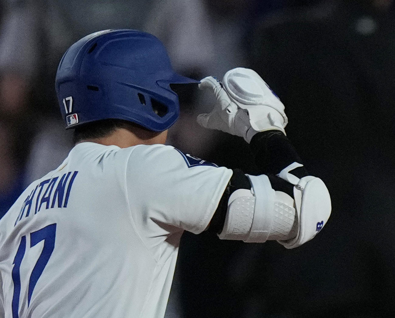 ドジャース対ロッキーズ　3回裏ドジャース無死、中越えに5号ソロ本塁打を放ち、デコルテポーズをとる大谷（撮影・菅敏）
