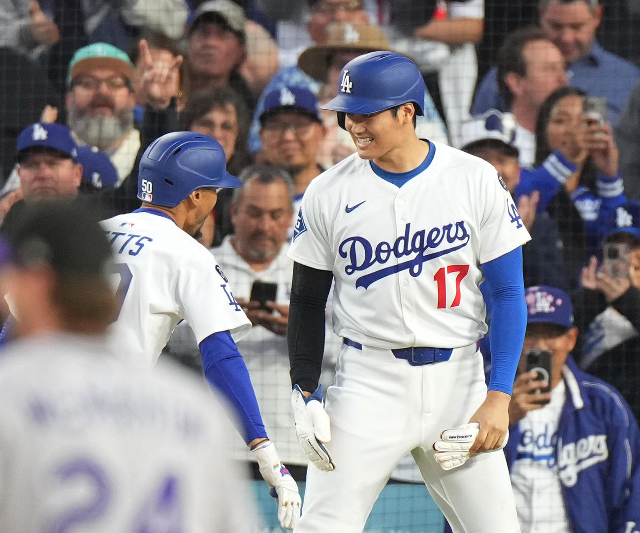 ドジャース対ロッキーズ　1回裏ドジャース無死一塁、先制の2点本塁打を放ったベッツ（左）を笑顔で迎える大谷（撮影・菅敏）