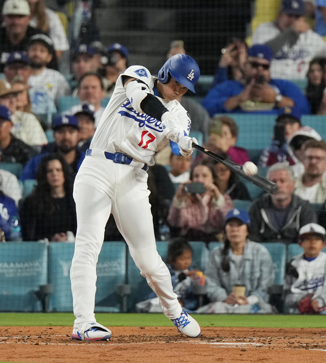 ドジャース対ロッキーズ　3回裏ドジャース無死、中越えに5号ソロ本塁打を放つ大谷（撮影・菅敏）