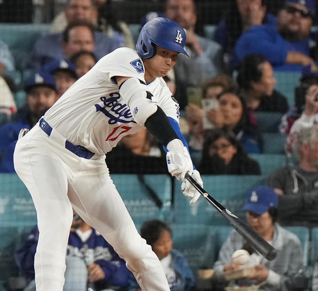 ドジャース対ロッキーズ　6回裏ドジャース1死、二塁内野安打を放つ大谷（撮影・菅敏）