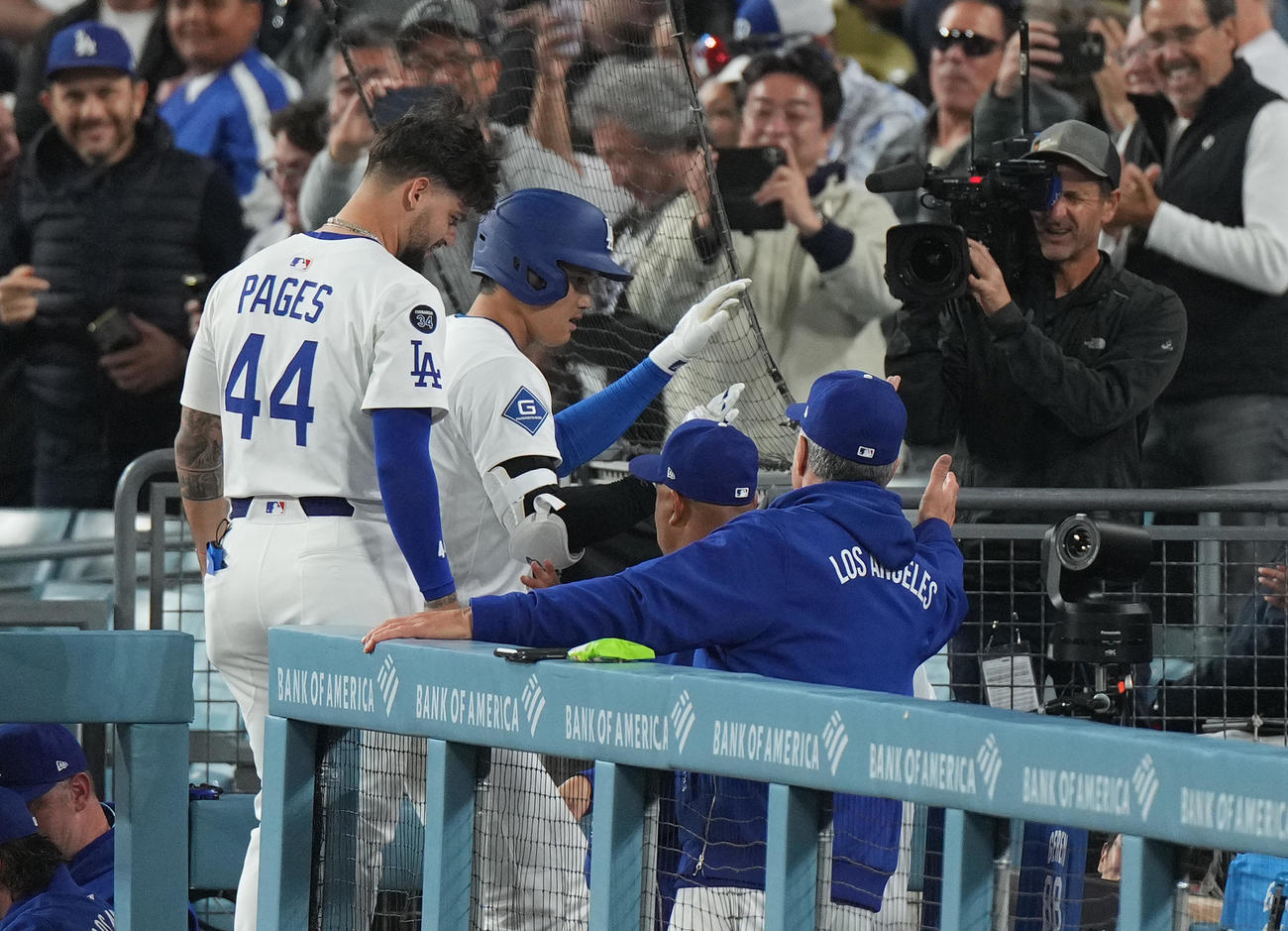 ドジャース対ロッキーズ　3回裏ドジャース無死、中越えに5号ソロ本塁打を放ち、ロバーツ監督（中央右）にタッチで迎えられる大谷（撮影・菅敏）