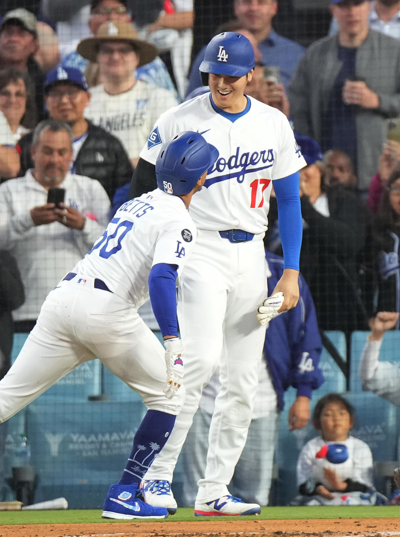 ドジャース対ロッキーズ　1回裏ドジャース無死一塁、先制の2点本塁打を放ったベッツ（左）を笑顔で迎える大谷（撮影・菅敏）