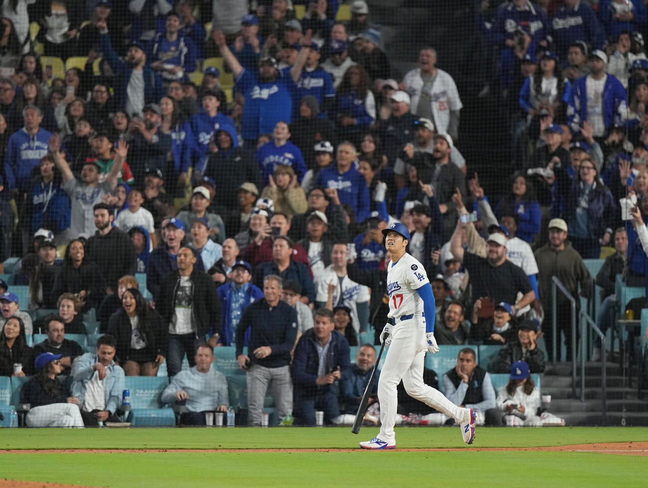 ドジャース対ロッキーズ　3回裏ドジャース無死、中越えに5号ソロ本塁打を放つ大谷（撮影・菅敏）
