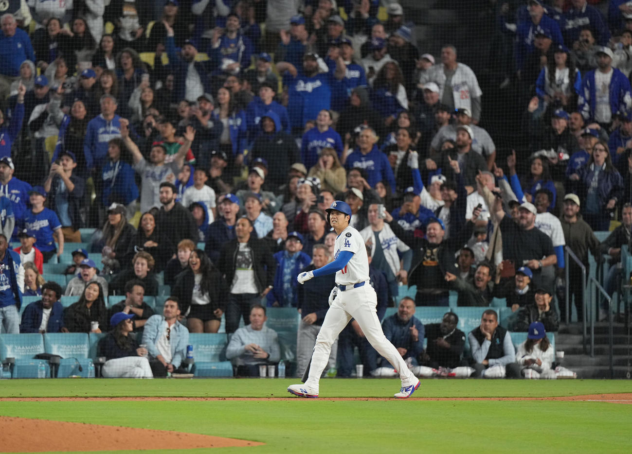 ドジャース対ロッキーズ　3回裏ドジャース無死、中越えに5号ソロ本塁打を放つ大谷（撮影・菅敏）