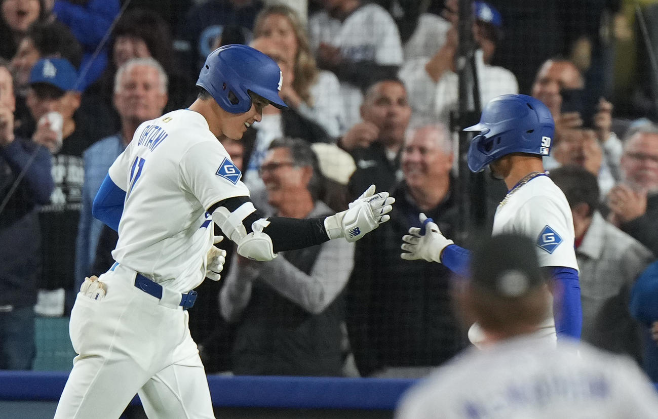 ドジャース対ロッキーズ　3回裏ドジャース無死、中越えに5号ソロ本塁打を放ち、ベッツ（右）にタッチで迎えられる大谷（撮影・菅敏）