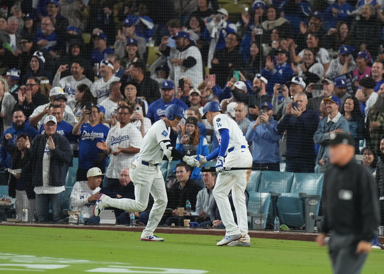 ドジャース対ロッキーズ　3回裏ドジャース無死、中越えに5号ソロ本塁打を放ち、フリーマン（右）にタッチで迎えられる大谷（撮影・菅敏）