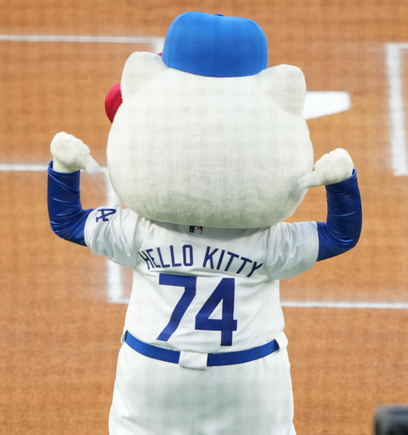 ドジャース対ロッキーズ　始球式を前にポーズをとるキティちゃん（撮影・菅敏）