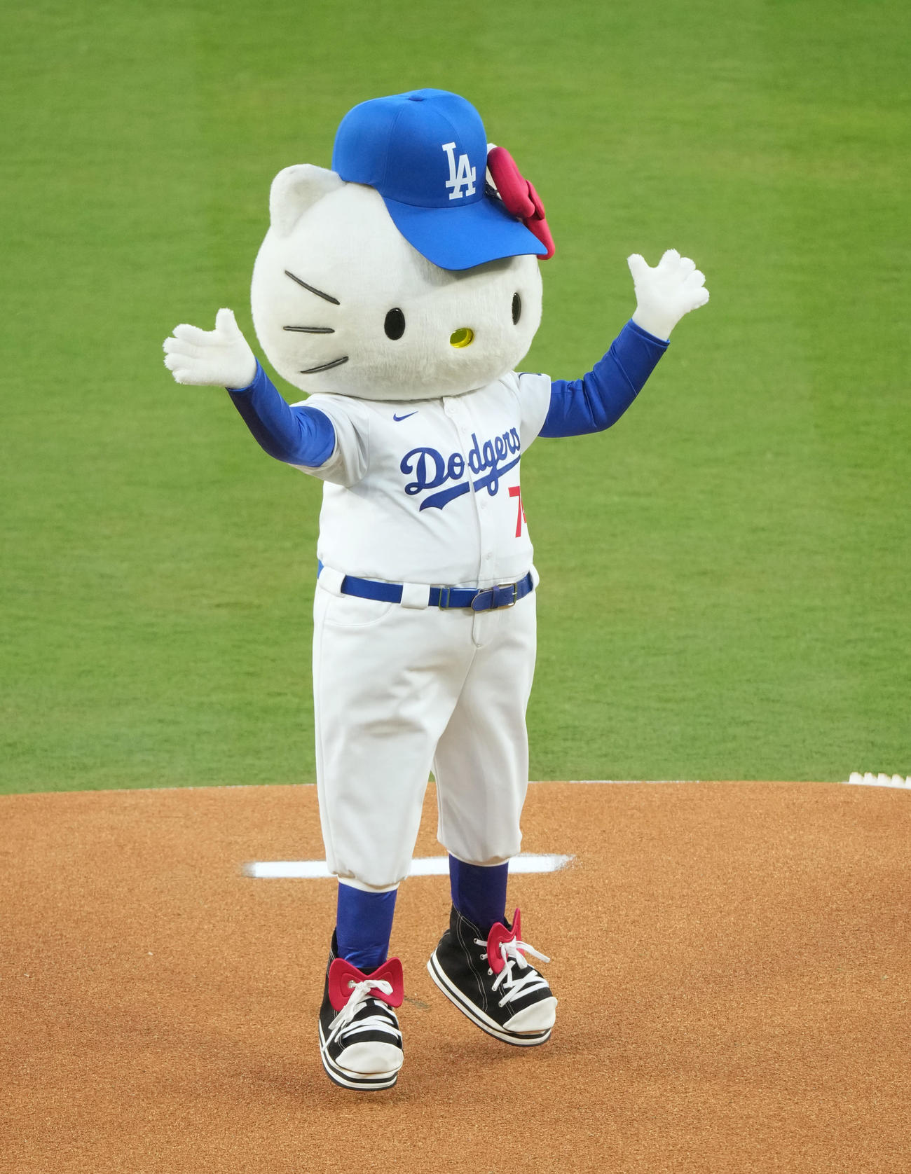 ドジャース対ロッキーズ　始球式を務めるキティちゃん（撮影・菅敏）