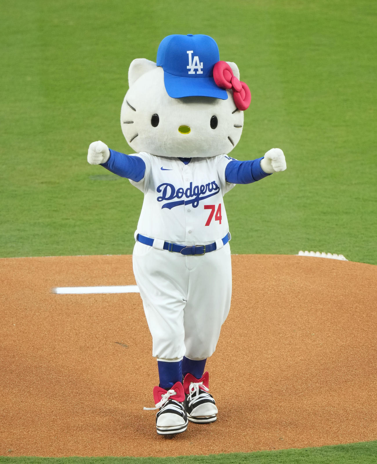 ドジャース対ロッキーズ　始球式を務めるキティちゃん（撮影・菅敏）