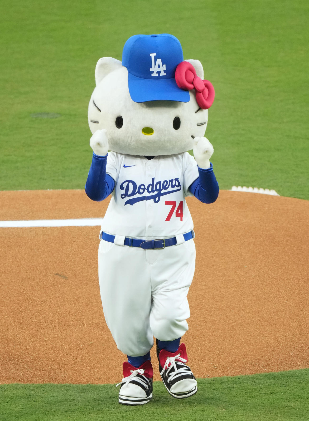 ドジャース対ロッキーズ　始球式を務めるキティちゃん（撮影・菅敏）