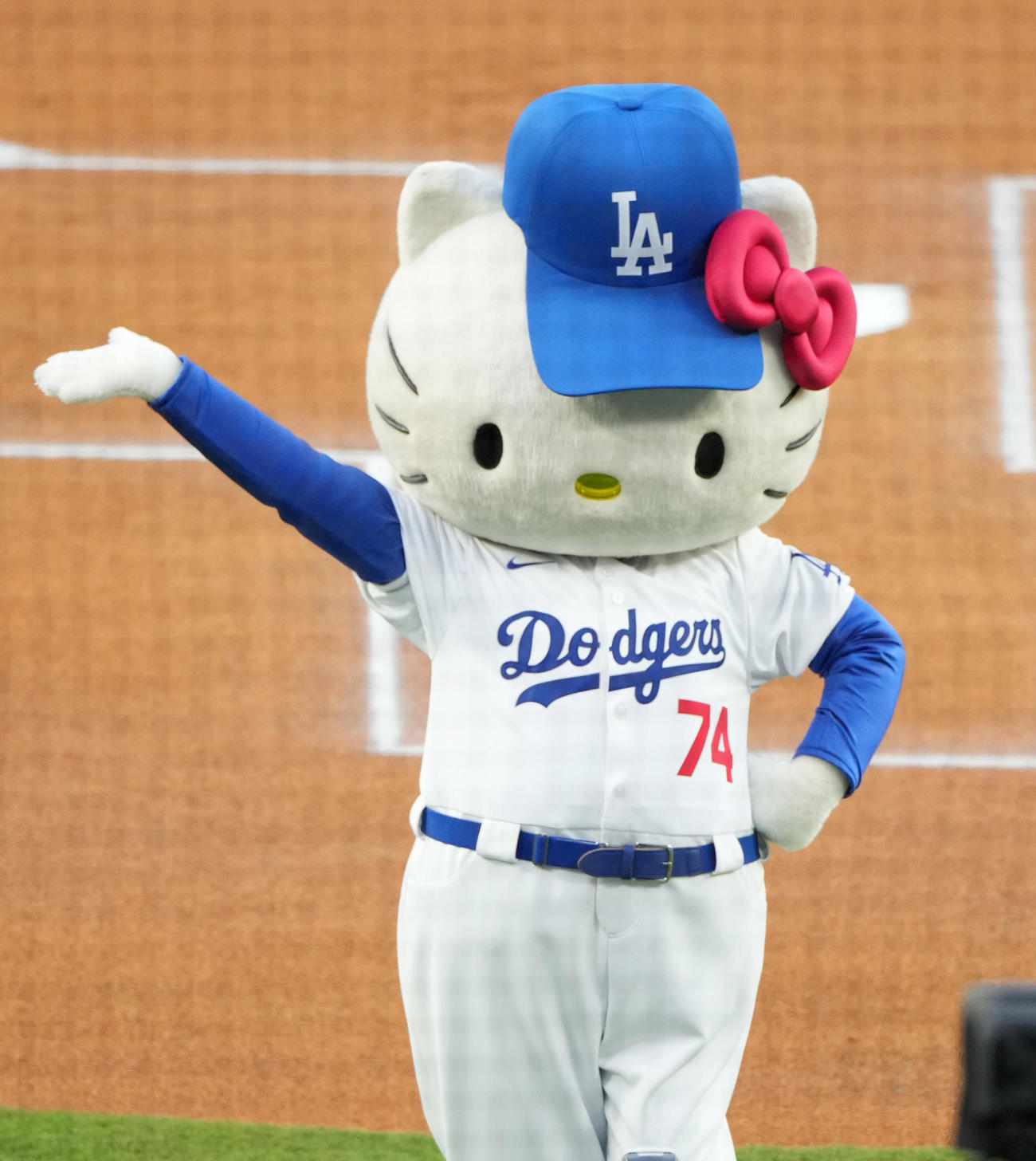 ドジャース対ロッキーズ　始球式を前にポーズをとるキティちゃん（撮影・菅敏）