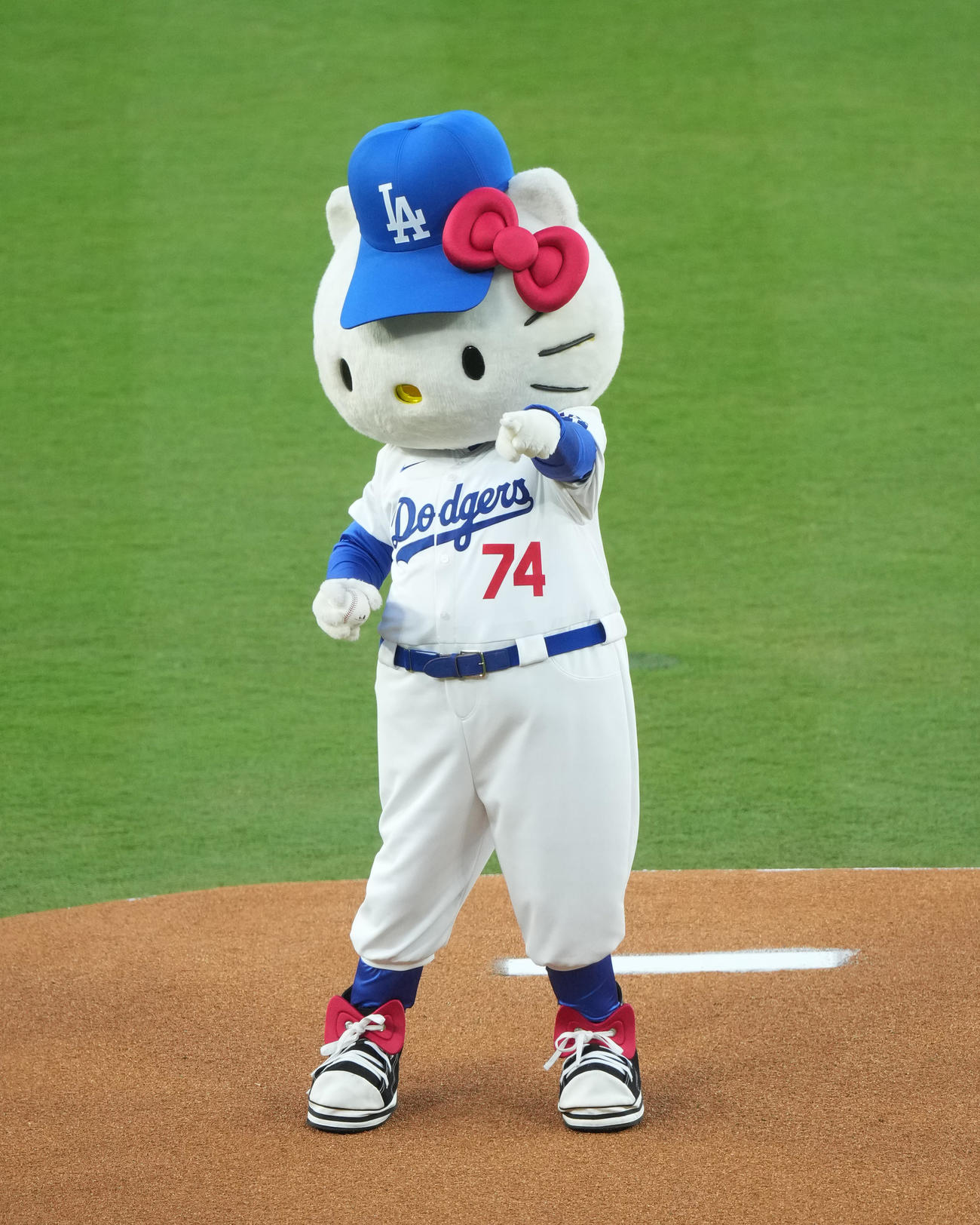 ドジャース対ロッキーズ　始球式を務めるキティちゃん（撮影・菅敏）