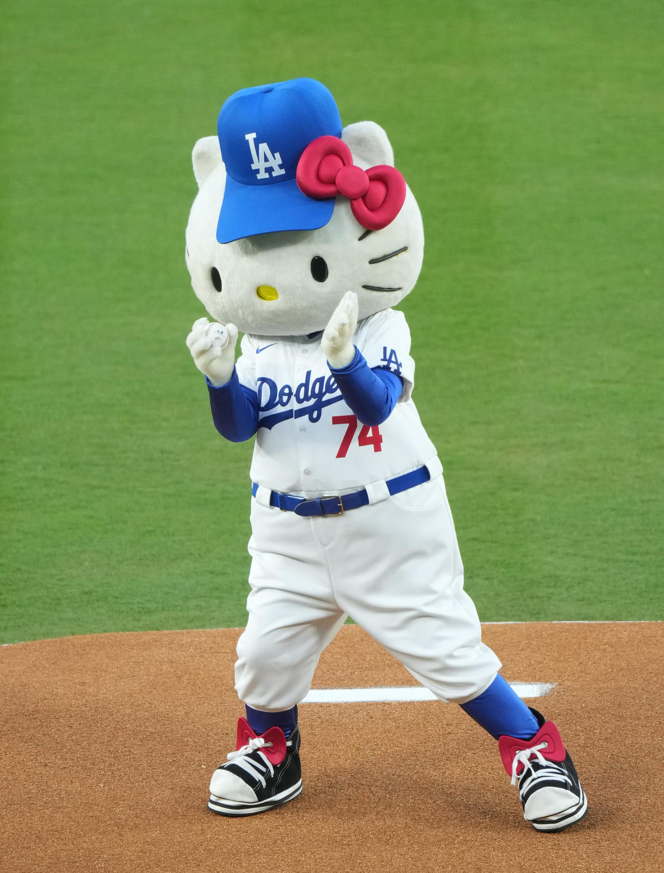 ドジャース対ロッキーズ　始球式を務めるキティちゃん（撮影・菅敏）