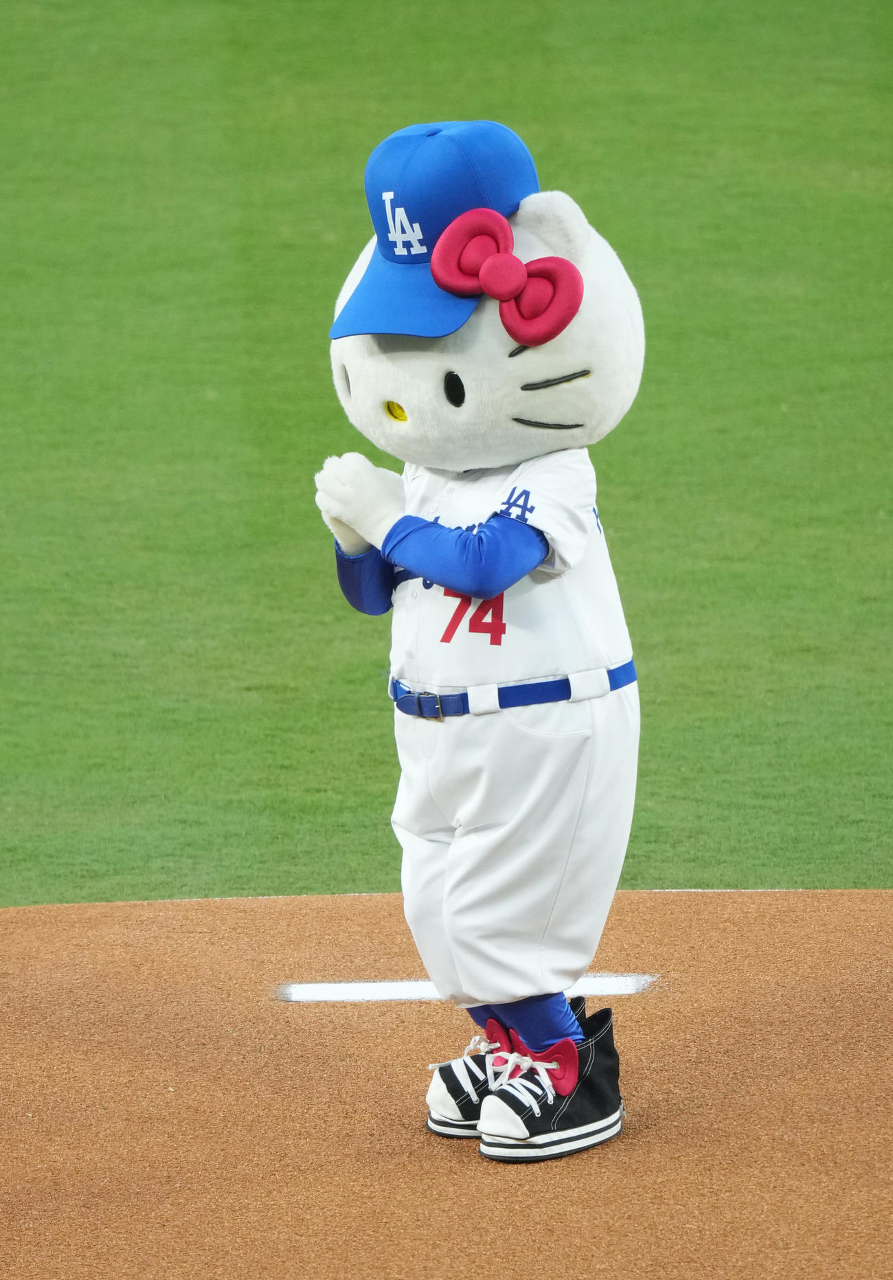 ドジャース対ロッキーズ　始球式を務めるキティちゃん（撮影・菅敏）