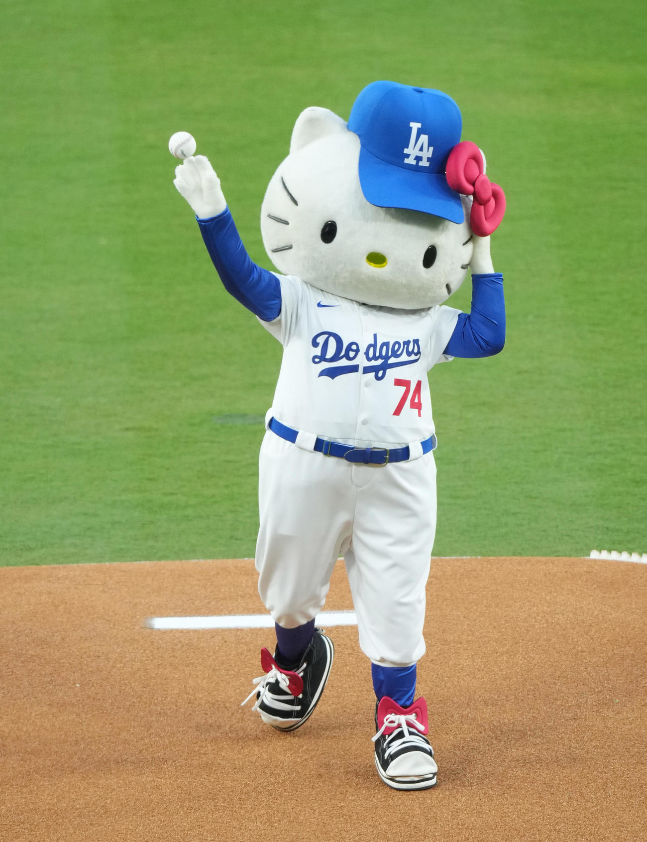 ドジャース対ロッキーズ　始球式を務めるキティちゃん（撮影・菅敏）