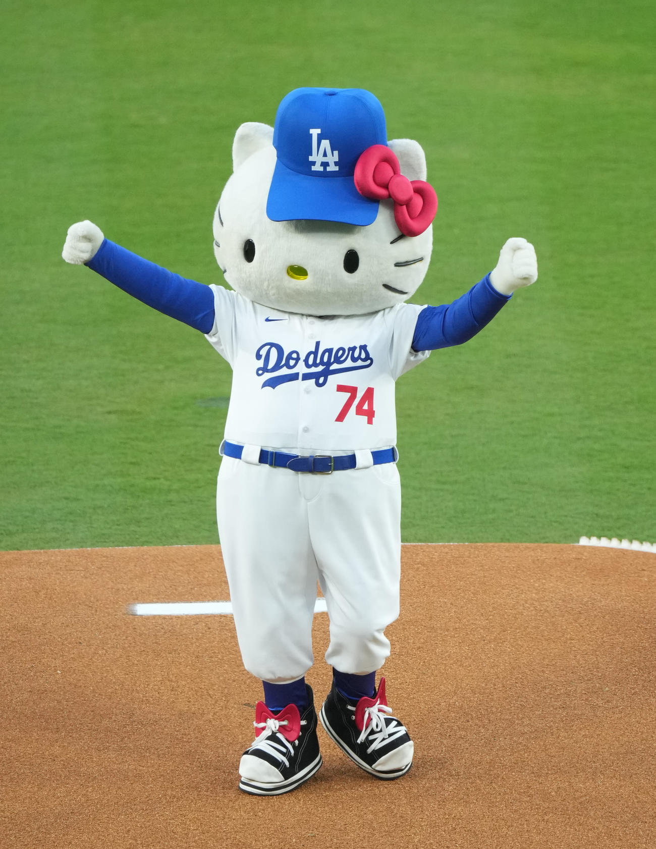 ドジャース対ロッキーズ　始球式を務めるキティちゃん（撮影・菅敏）