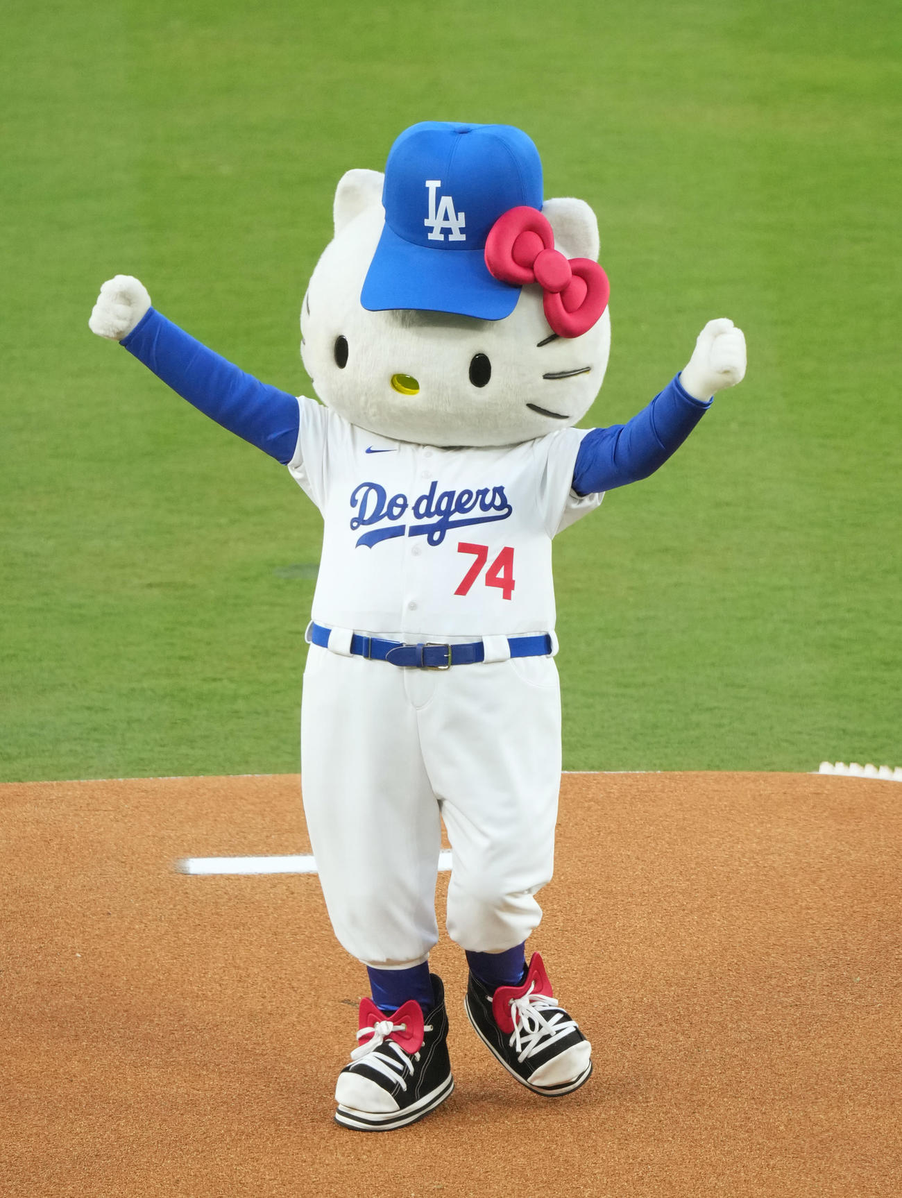 ドジャース対ロッキーズ　始球式を務めるキティちゃん（撮影・菅敏）