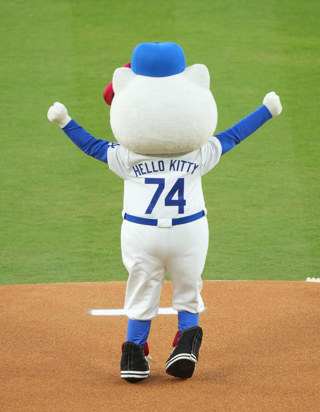 ドジャース対ロッキーズ　始球式を務めるキティちゃん（撮影・菅敏）
