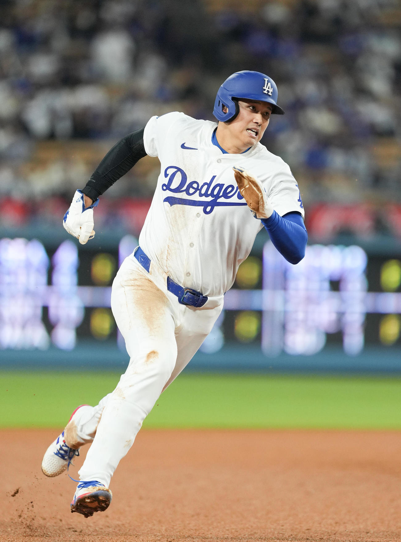 ドジャース対ロッキーズ　8回裏ドジャース2死ニ塁、フリーマンの適時打で二塁から疾走し本塁に向かう大谷（撮影・菅敏）