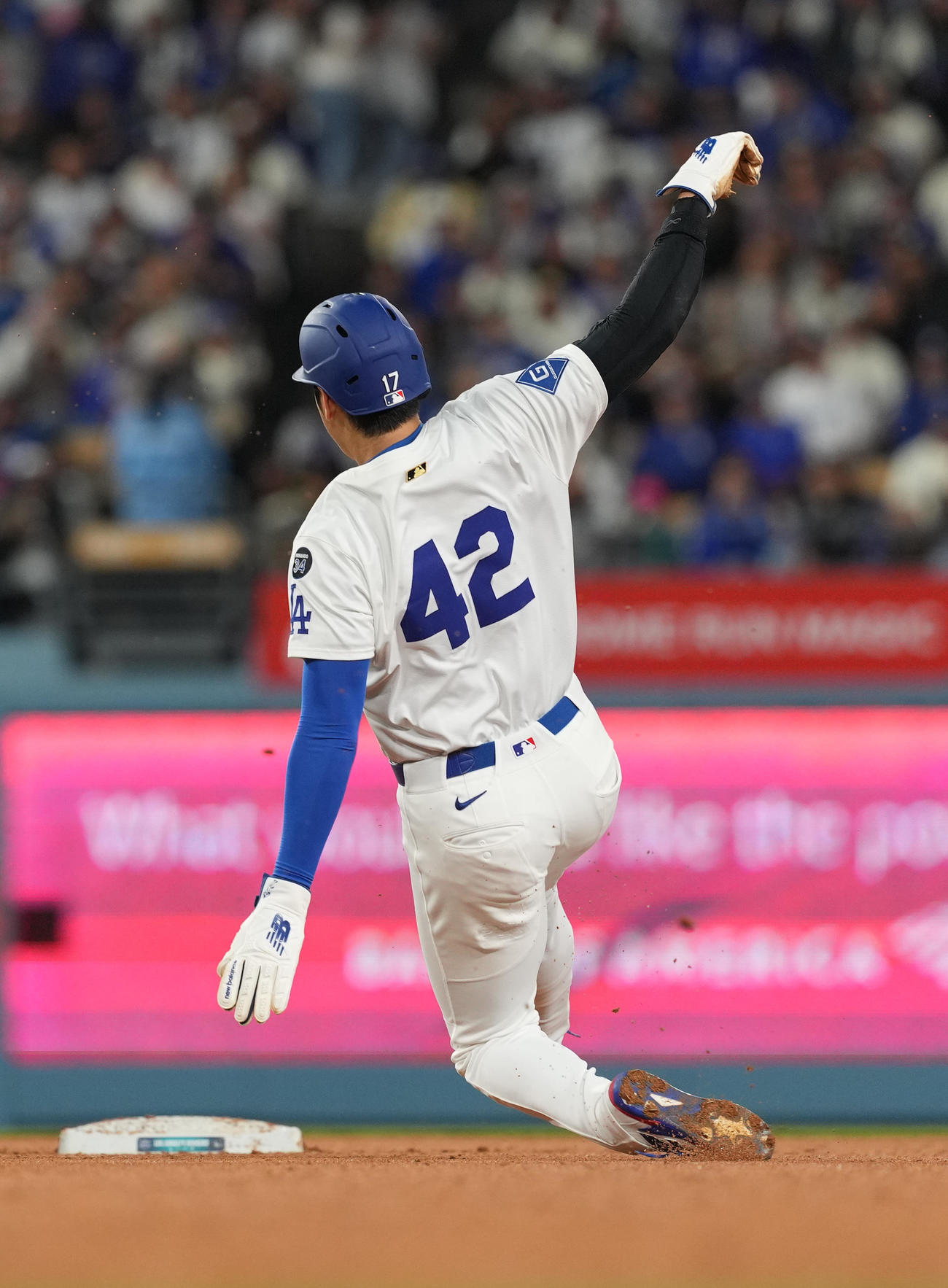 ドジャース対ロッキーズ　3回裏ドジャース1死一塁、二塁盗塁を決める大谷（撮影・菅敏）