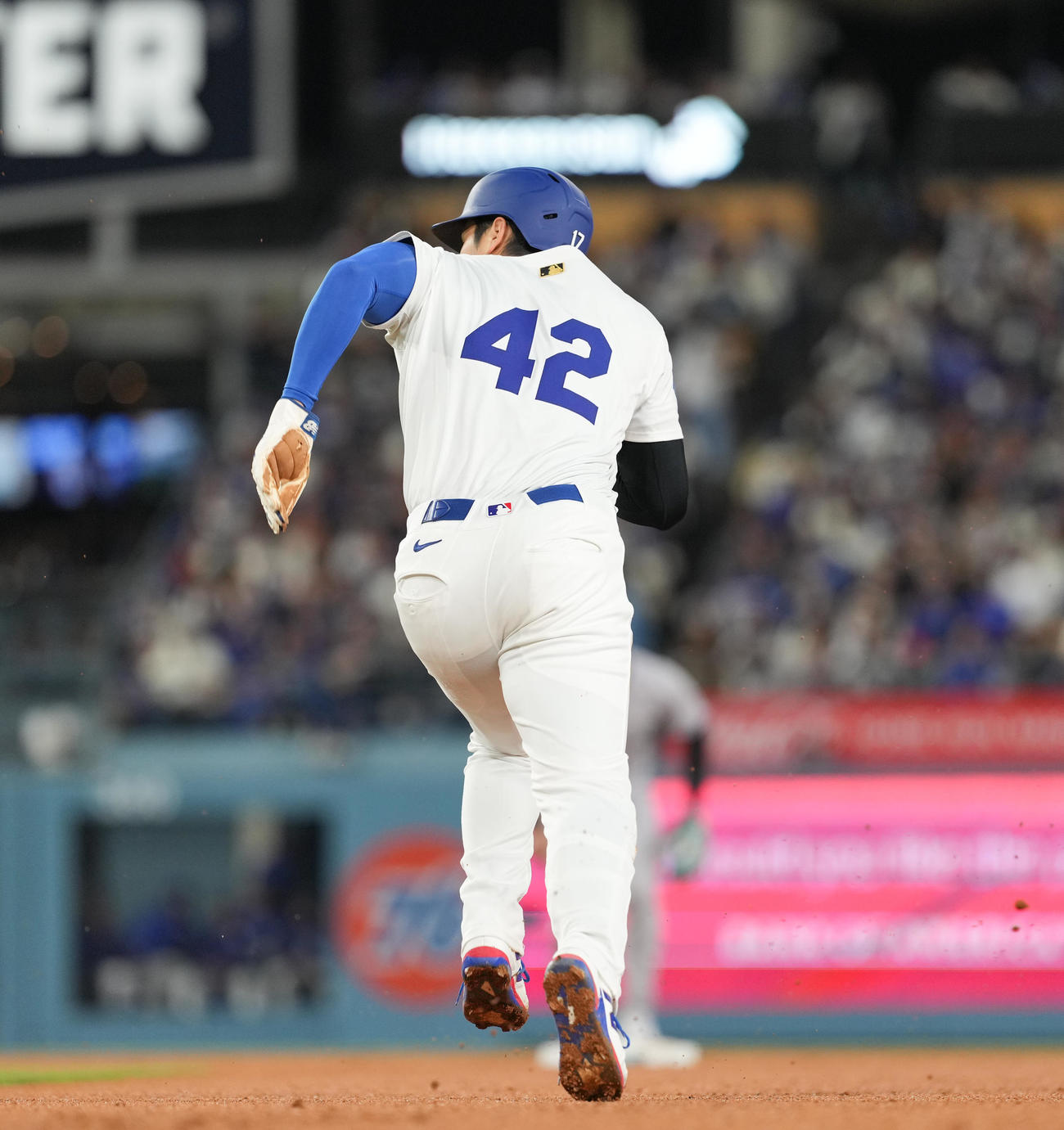 ドジャース対ロッキーズ　3回裏ドジャース1死一塁、二塁盗塁を決める大谷（撮影・菅敏）