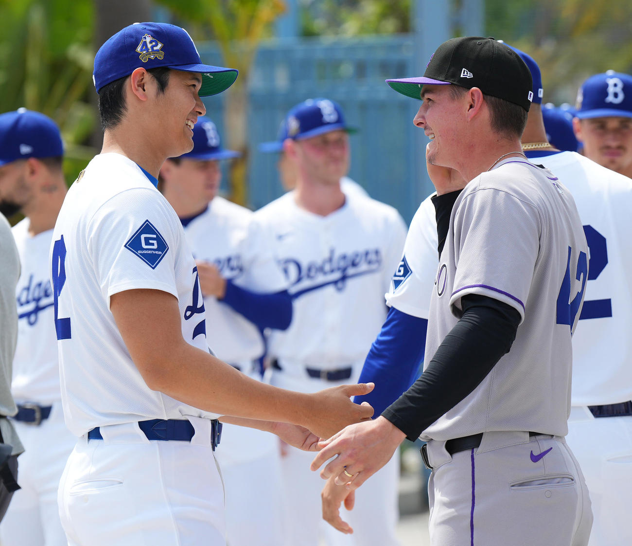 「ジャッキー・ロビンソン・デー」の式典でロッキーズ・モニアク（右）と再会し、笑顔で話すドジャース大谷（撮影・菅敏）