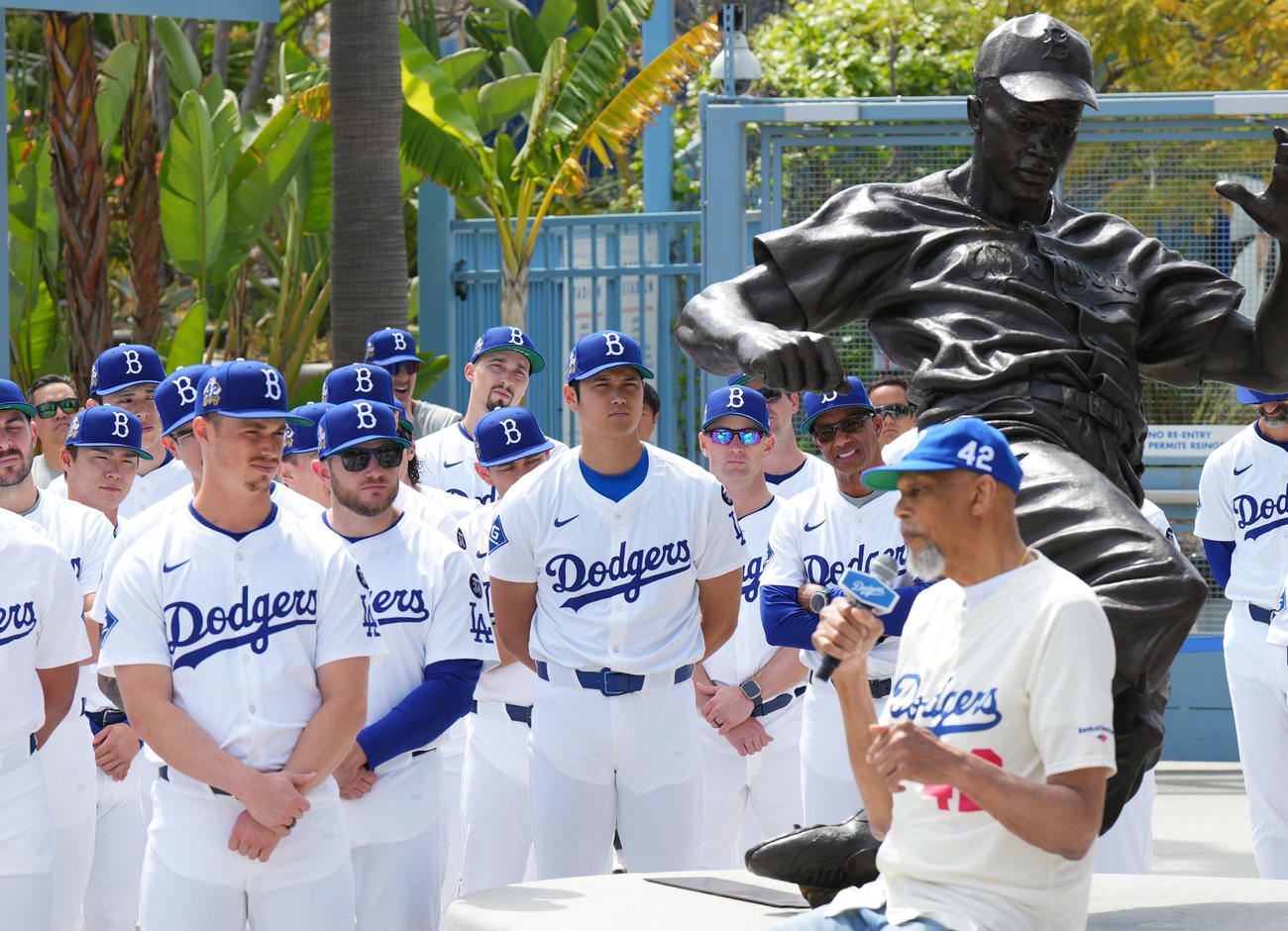 「ジャッキー・ロビンソン・デー」の式典に参加し、ジャバー氏（手前）の話を聞くドジャース大谷（中央）ら（撮影・菅敏）