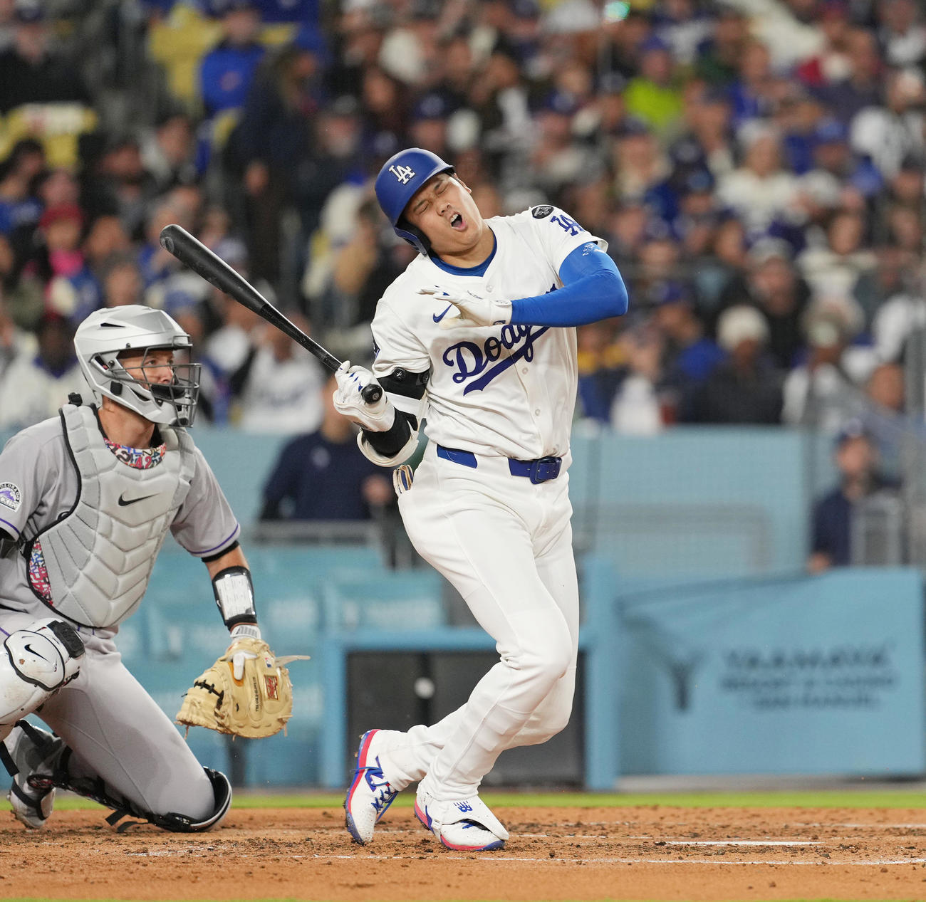 ドジャース対ロッキーズ　3回裏ドジャース無死、自打球を受け、もん絶する大谷（撮影・菅敏）