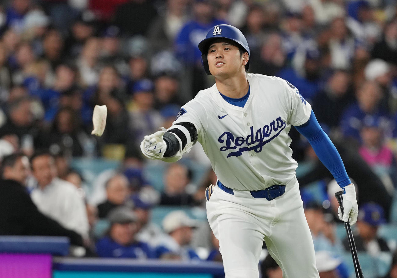 ドジャース対ロッキーズ　3回、相手チームが置き忘れたロージンをベンチに戻す大谷（撮影・菅敏）