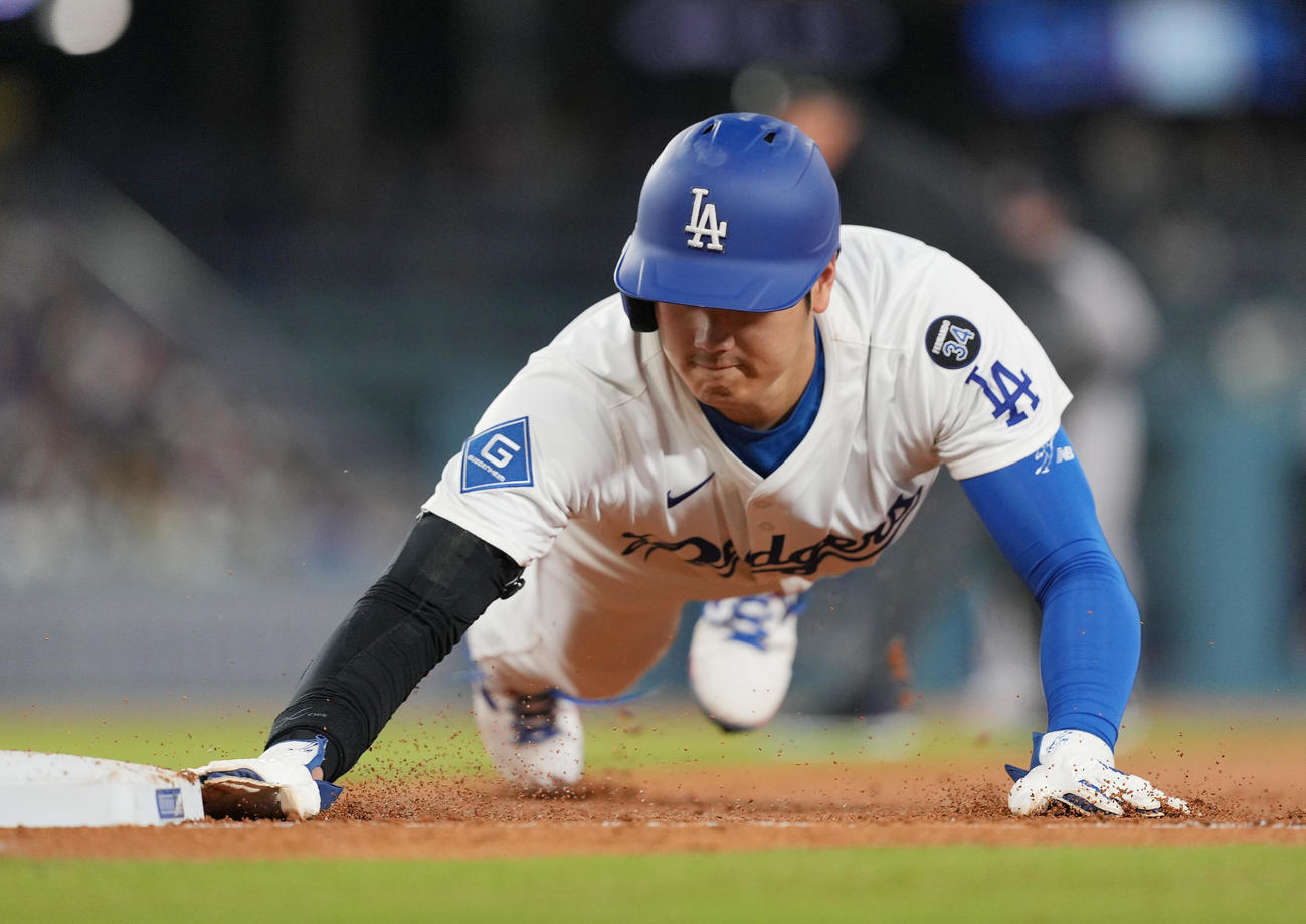 ドジャース対ロッキーズ　3回裏ドジャース1死一塁、相手のけん制球で一塁に帰塁する大谷（撮影・菅敏）