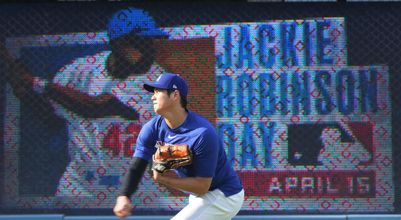 ドジャース対ロッキーズ　試合前、キャッチボールをするドジャース大谷（撮影・菅敏）