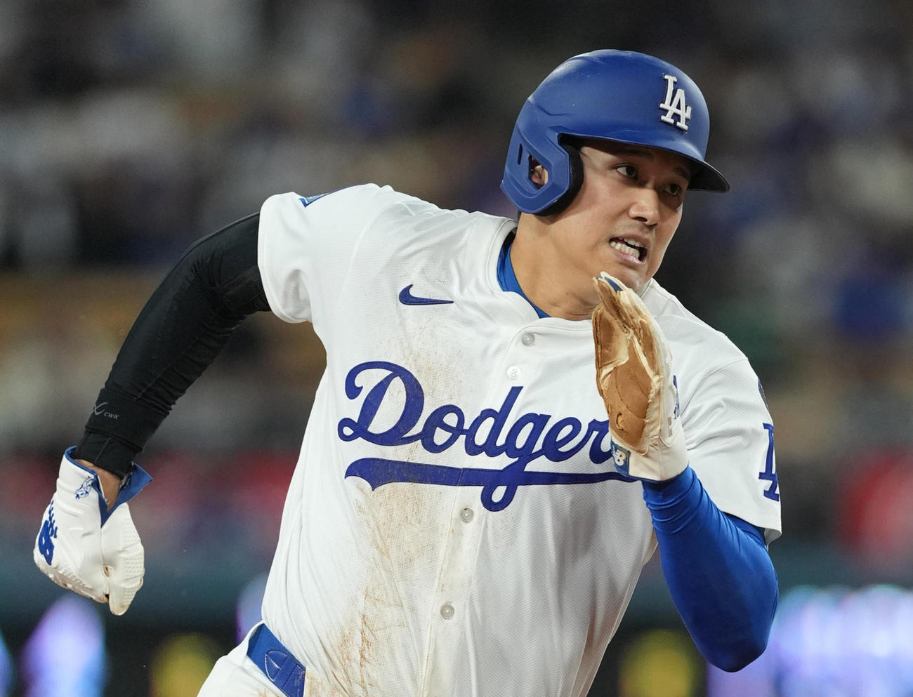 ドジャース対ロッキーズ　8回裏ドジャース2死二塁、フリーマンの適時打で二塁から疾走し本塁に向かう大谷（撮影・菅敏）