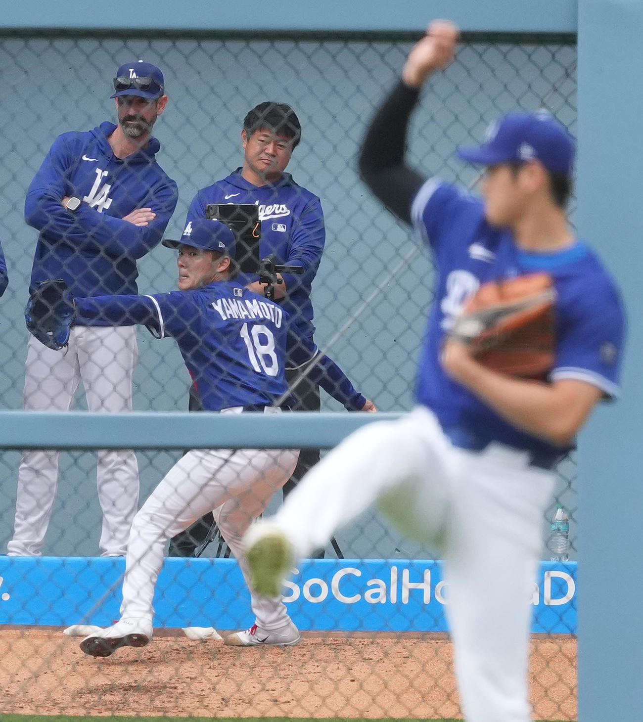 ドジャース対ロッキーズ　試合前、キャッチボールをする大谷（手前）を前に投球練習をするドジャース山本（撮影・菅敏）