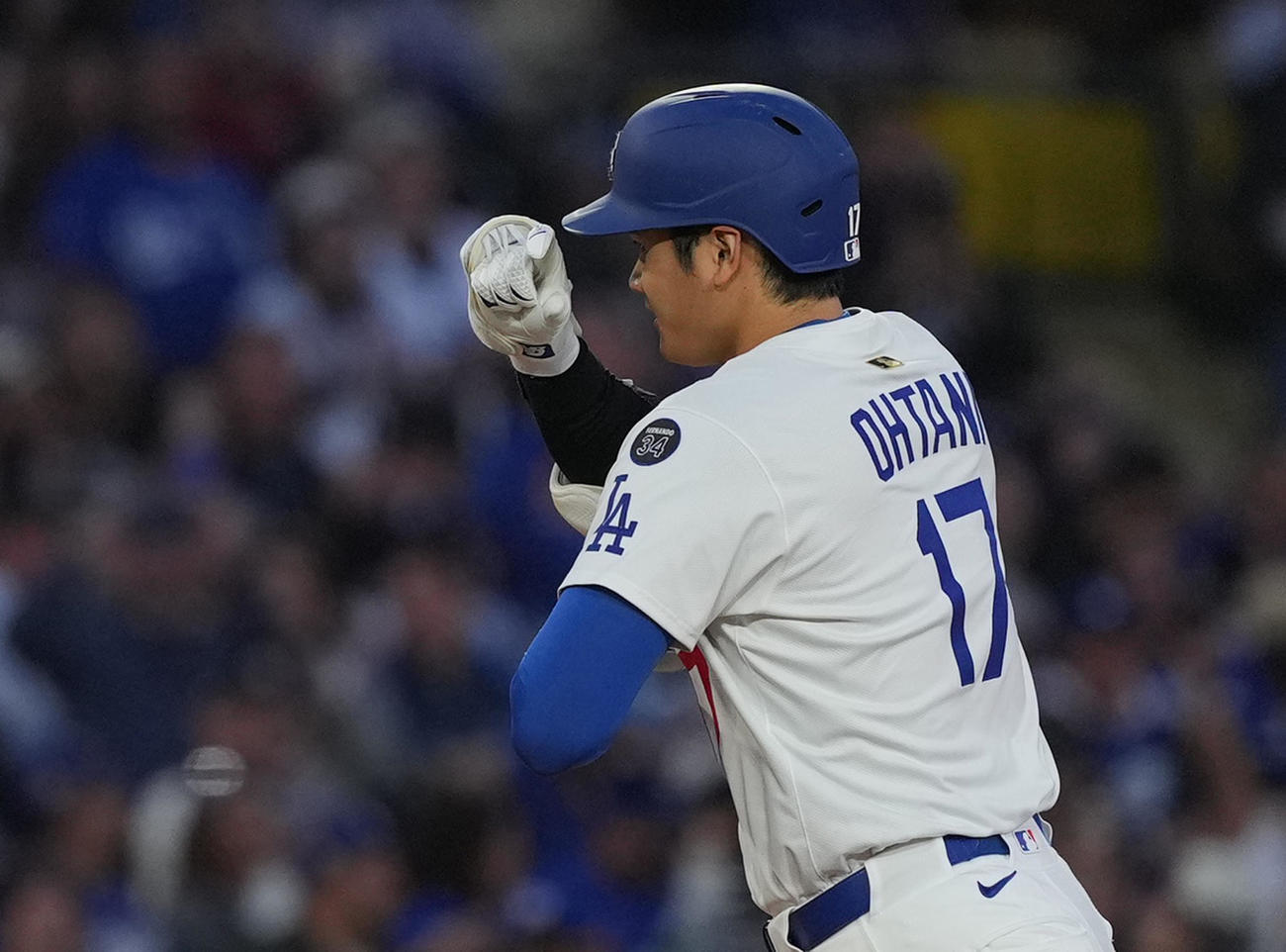 ドジャース対ロッキーズ　1回裏ドジャース無死、右越えに6号ソロ本塁打を放ち、デコルテポーズをとる大谷（撮影・菅敏）